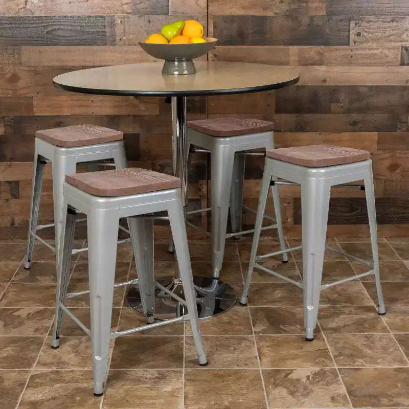 Flash Furniture Taburete de barra de metal de 24 pulgadas de alto, altura de mostrador, para interiores con asiento de madera - Juego apilable de 4 unidades