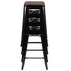 Flash Furniture Taburete de barra de metal de 24 pulgadas de alto, altura de mostrador, para interiores con asiento de madera - Juego apilable de 4 unidades