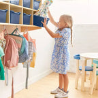 Casillero para abrigos colgante ECR4Kids de 10 secciones con estante y 10 compartimentos frontales tipo pala, almacenamiento tipo cubículo