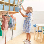 Casillero para abrigos colgante ECR4Kids de 10 secciones con estante y 10 compartimentos frontales tipo pala, almacenamiento tipo cubículo