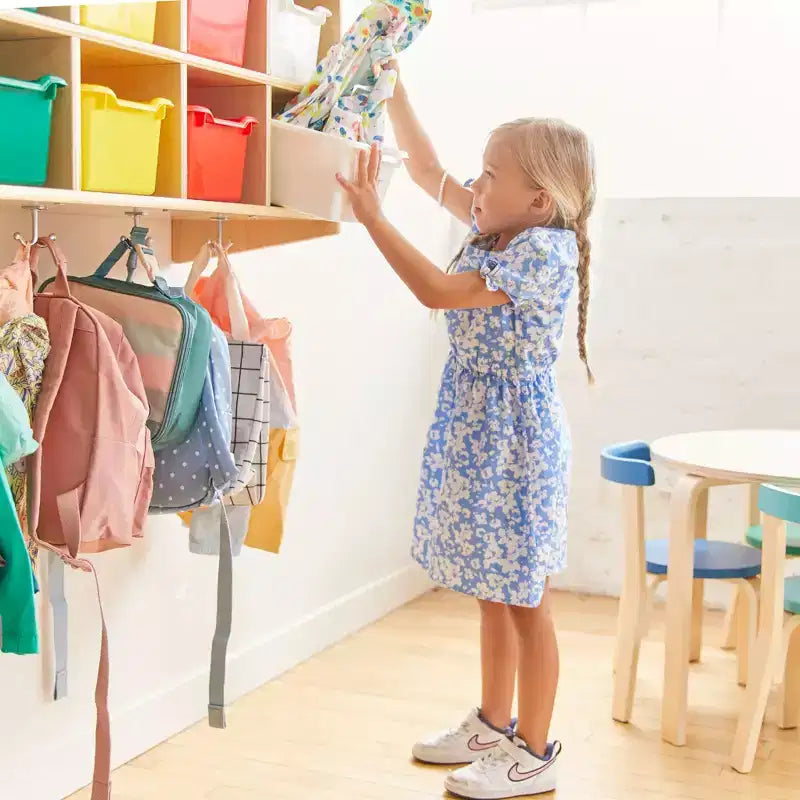 Casillero para abrigos colgante ECR4Kids de 10 secciones con estante y 10 compartimentos frontales tipo pala, almacenamiento tipo cubículo