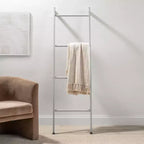 Toallero de pared tipo escalera de metal para dormitorio/baño, gris claro