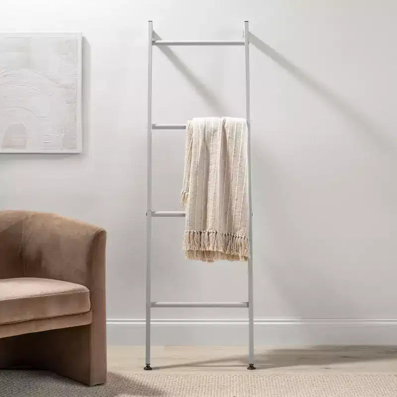 Toallero de pared tipo escalera de metal para dormitorio/baño, gris claro