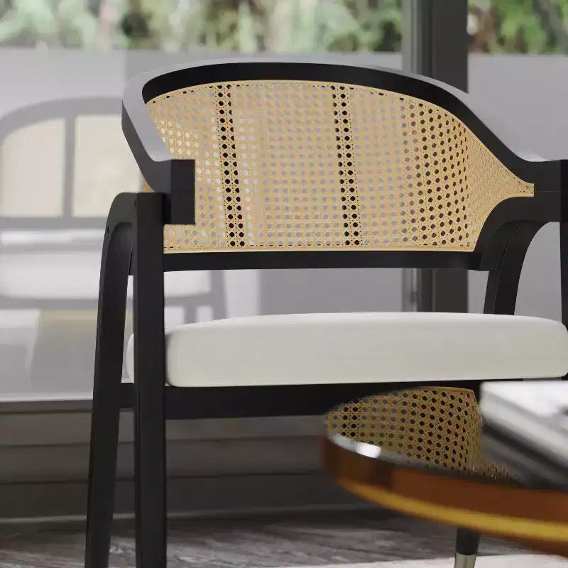 Silla de comedor o decorativa Emma y Oliver Cane de ratán con marco de madera maciza, respaldo tejido y asiento acolchado