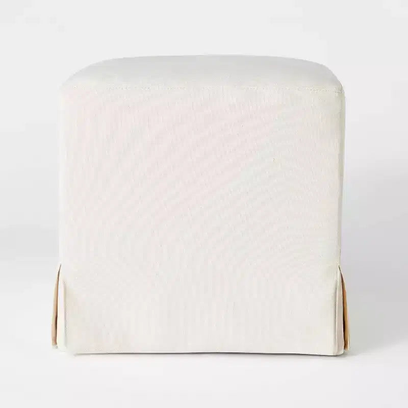 Puf cúbico con funda Lynwood - Threshold diseñado con Studio McGee