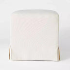 Puf cúbico con funda Lynwood - Threshold diseñado con Studio McGee
