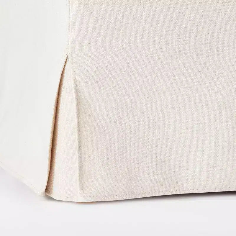 Puf cúbico con funda Lynwood - Threshold diseñado con Studio McGee