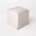 Puf cúbico con funda Lynwood - Threshold diseñado con Studio McGee