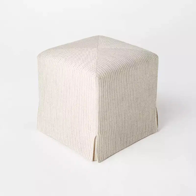 Puf cúbico con funda Lynwood - Threshold diseñado con Studio McGee