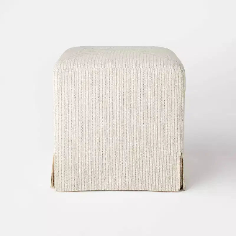Puf cúbico con funda Lynwood - Threshold diseñado con Studio McGee