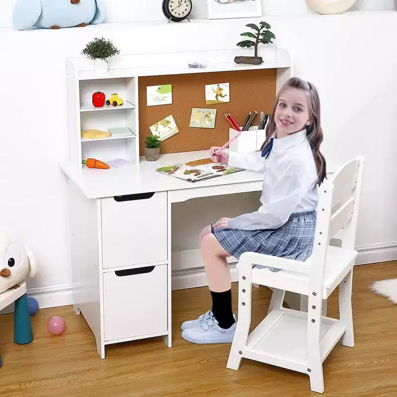 Juego de escritorio de estudio de madera para niños con mesa, silla, estantería, tablón de anuncios y gabinetes, color blanco