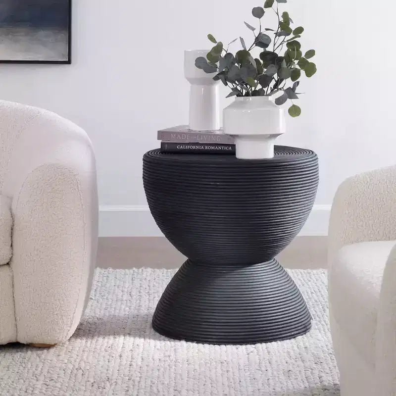 Mesa auxiliar redonda Uttermost Bongo 22 de ratán teñido de negro
