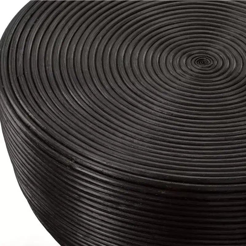 Mesa auxiliar redonda Uttermost Bongo 22 de ratán teñido de negro