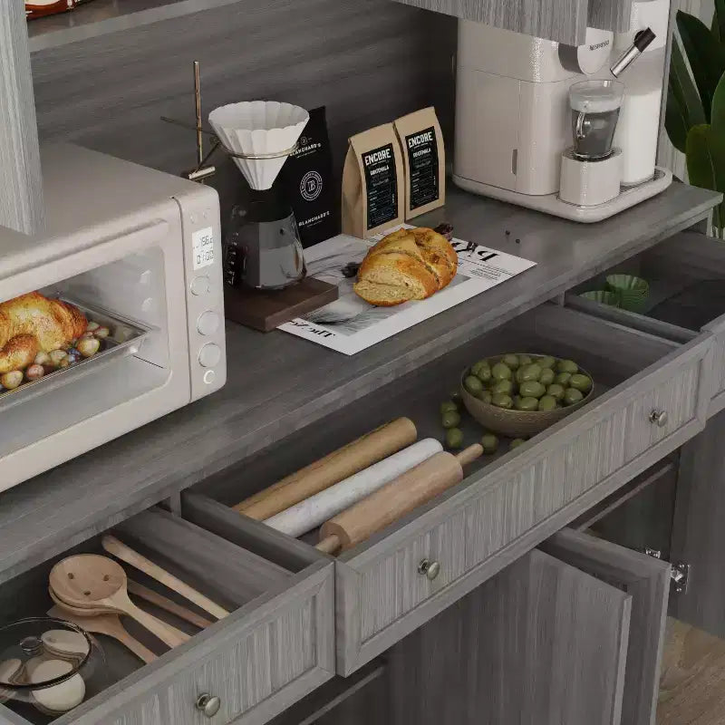 Famapy 61.2W Gabinete de Almacenamiento Gris, Aparador, Vitrina de Cocina con Moldura de Base Ornamental: Combinación de Elegancia y Utilidad