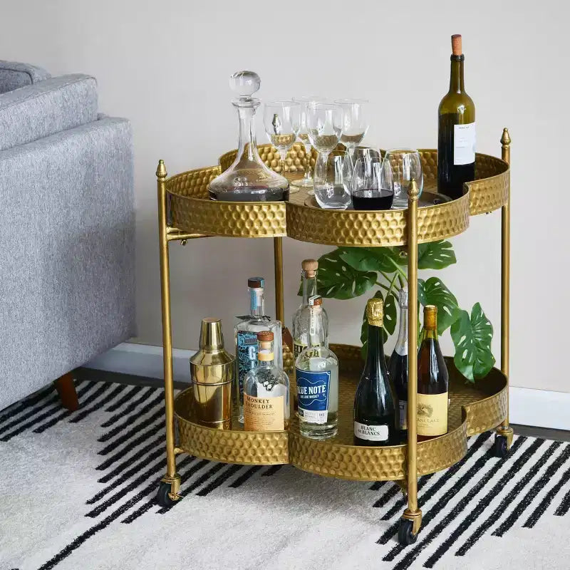 Carrito de bar Storied Home con forma de trébol de 2 niveles de metal martillado con ruedas