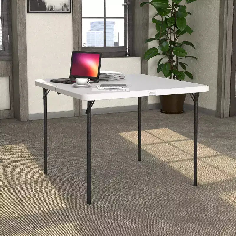 Mesa de juego cuadrada plegable por la mitad COSCO 36 con asa, blanca