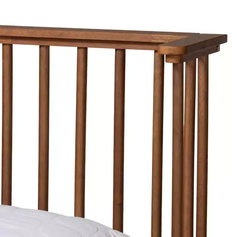 Cama tipo plataforma de madera con acabado en nogal fresno estilo moderno de mediados de siglo Flint de Baxton Studio