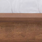 Cama tipo plataforma de madera con acabado en nogal fresno estilo moderno de mediados de siglo Flint de Baxton Studio