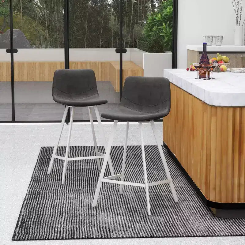 LeisureMod Elland 35 Taburete de Bar Tapizado en Piel con Base Blanca de Acero Inoxidable - Taburete Moderno de Altura de Encimera para Cocina, Bar y Pub
