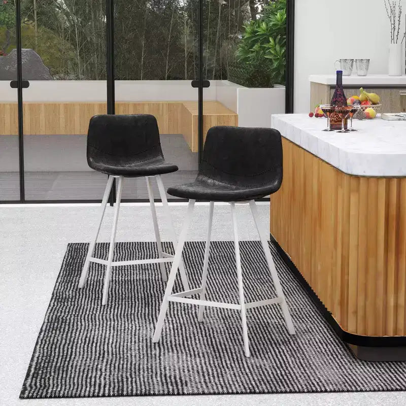 LeisureMod Elland 35 Taburete de Bar Tapizado en Piel con Base Blanca de Acero Inoxidable - Taburete Moderno de Altura de Encimera para Cocina, Bar y Pub