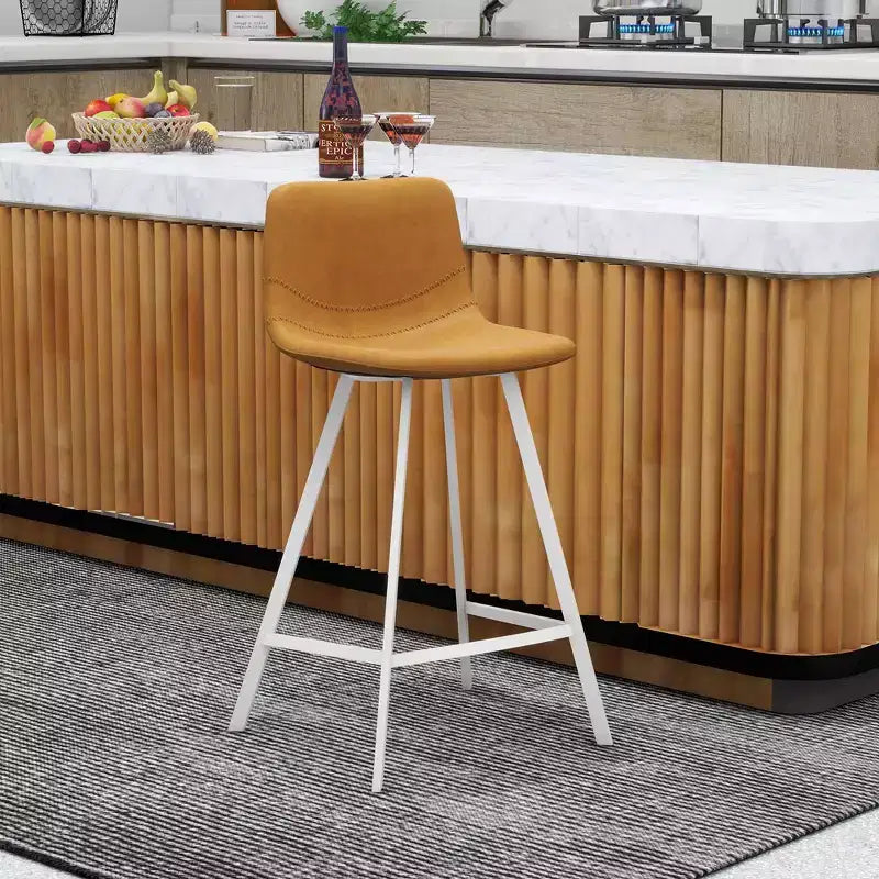 LeisureMod Elland 35 Taburete de Bar Tapizado en Piel con Base Blanca de Acero Inoxidable - Taburete Moderno de Altura de Encimera para Cocina, Bar y Pub