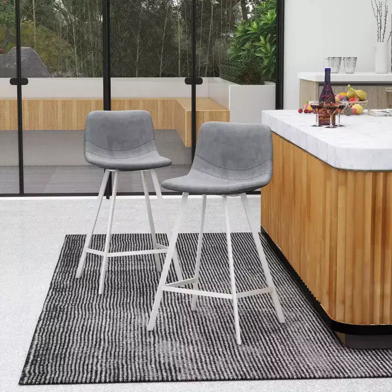 LeisureMod Elland 35 Taburete de Bar Tapizado en Piel con Base Blanca de Acero Inoxidable - Taburete Moderno de Altura de Encimera para Cocina, Bar y Pub