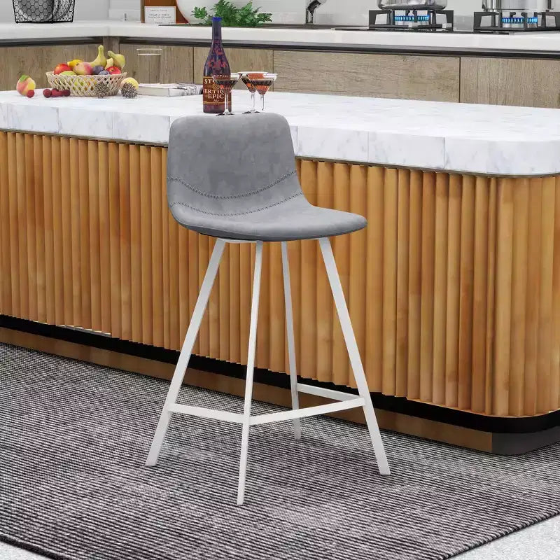 LeisureMod Elland 35 Taburete de Bar Tapizado en Piel con Base Blanca de Acero Inoxidable - Taburete Moderno de Altura de Encimera para Cocina, Bar y Pub