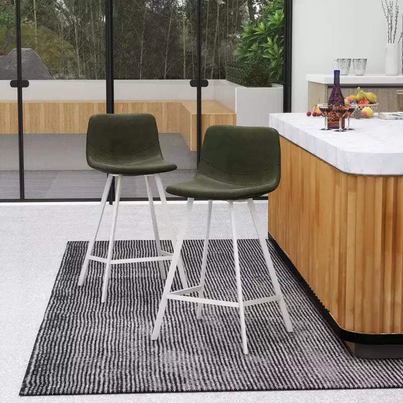 LeisureMod Elland 35 Taburete de Bar Tapizado en Piel con Base Blanca de Acero Inoxidable - Taburete Moderno de Altura de Encimera para Cocina, Bar y Pub