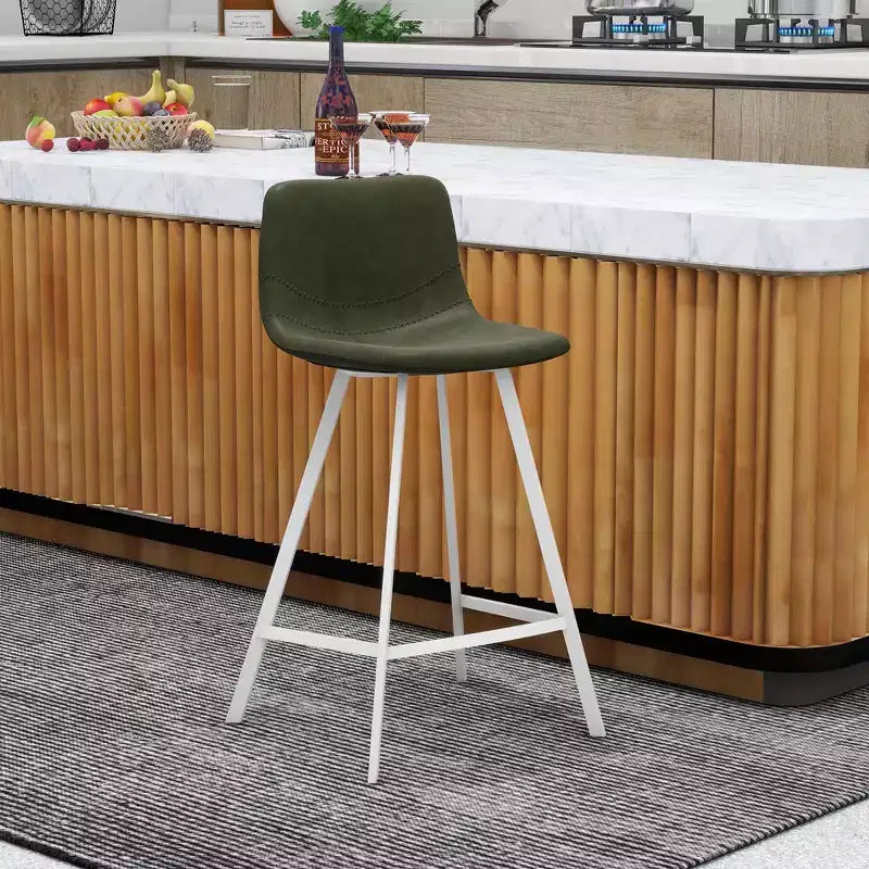 LeisureMod Elland 35 Taburete de Bar Tapizado en Piel con Base Blanca de Acero Inoxidable - Taburete Moderno de Altura de Encimera para Cocina, Bar y Pub